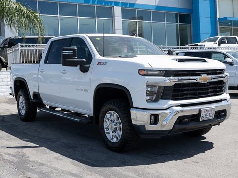 Used 2024 Chevrolet Silverado 2500 LT w/ Convenience Package AWD/4WD image 2