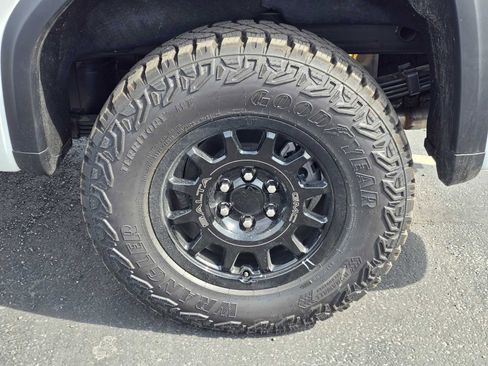 New 2024 GMC Sierra 1500 AT4X w/ AT4X AEV Edition image 9