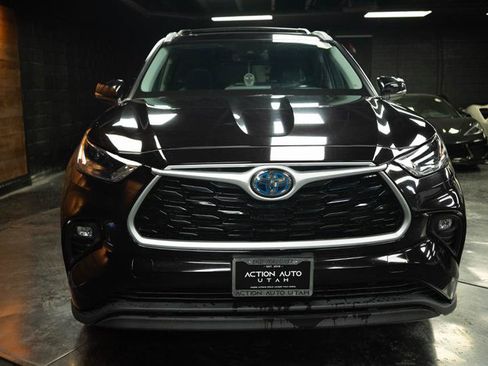 Used 2022 Toyota Highlander XLE FWD image 3