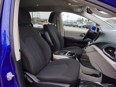 Used 2021 Chrysler Pacifica Touring image 28