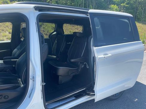 Used 2025 Chrysler Pacifica Limited FWD image 23