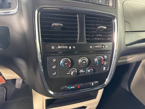 Used 2016 Dodge Grand Caravan SE image 17