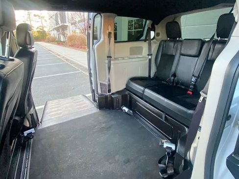 Used 2017 Dodge Grand Caravan SXT image 4