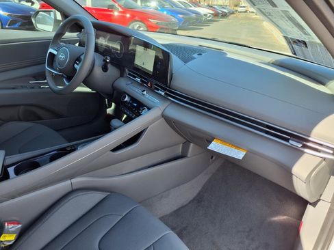 Used 2025 Hyundai Elantra SEL image 6