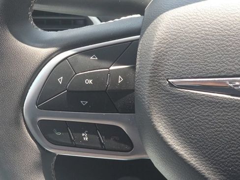 Used 2023 Chrysler Pacifica Touring-L FWD image 41
