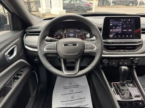 Used 2025 Jeep Compass Latitude image 37