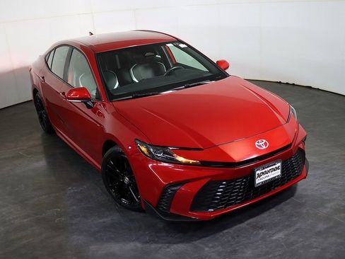 Used 2025 Toyota Camry SE image 6