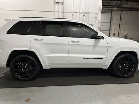 Used 2019 Jeep Grand Cherokee Altitude image 9