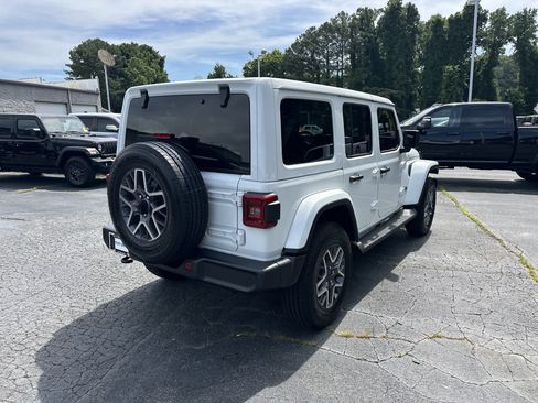 Used 2026 Jeep Wrangler Unlimited Sahara AWD/4WD image 9