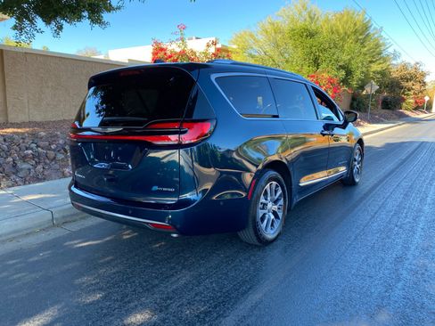Used 2023 Chrysler Pacifica Pinnacle image 3