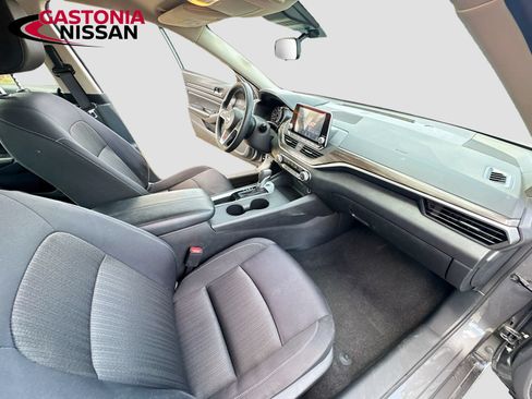Used 2025 Nissan Altima 2.5 SV FWD image 36