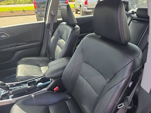 Used 2017 Honda Accord Touring image 14