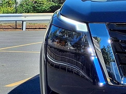 Used 2024 Nissan Pathfinder SV image 14