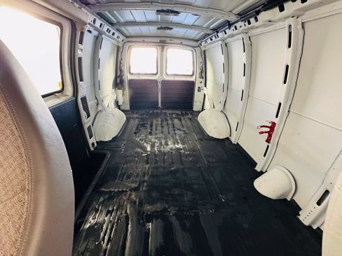 Used 2015 Chevrolet Express 2500 RWD image 22