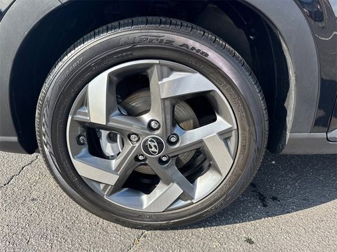 Used 2024 Hyundai Venue SEL image 12