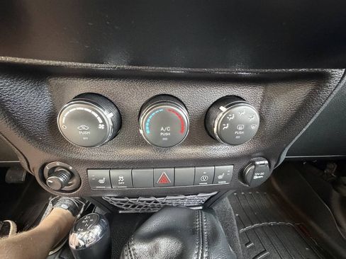 Used 2018 Jeep Wrangler Unlimited Sahara w/ Dual Top Group AWD/4WD image 19