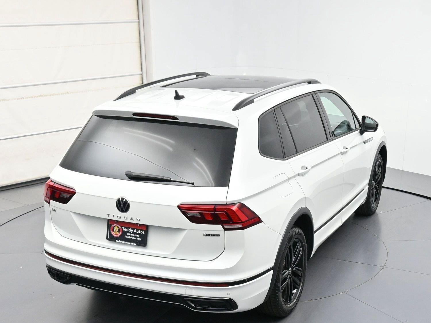 Used 2022 Volkswagen Tiguan SE R-Line AWD/4WD image 34