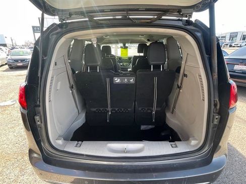 Used 2020 Chrysler Pacifica Touring-L image 9