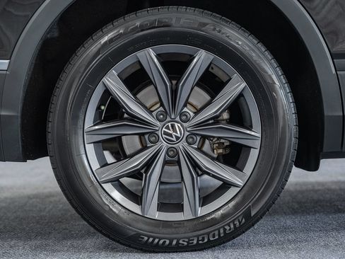 Used 2022 Volkswagen Tiguan SE w/ Panoramic Sunroof Package FWD image 21