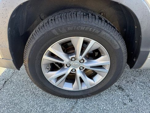 Used 2014 Toyota Highlander XLE image 18