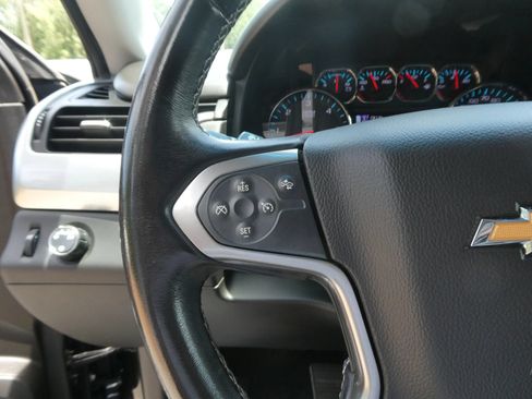 Used 2019 Chevrolet Suburban LT RWD image 17