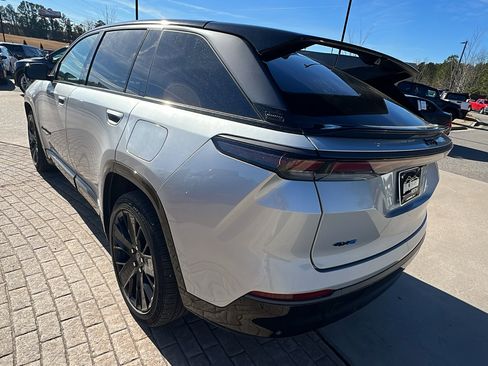 Used 2024 Jeep Wagoneer Launch Edition image 10