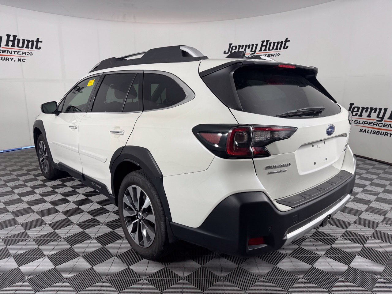 Used 2023 Subaru Outback Touring XT w/ Tech Package 2 AWD/4WD image 9