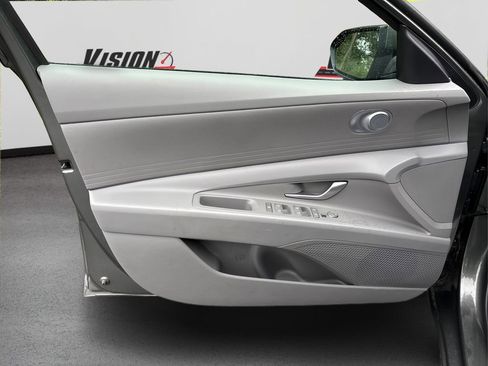 Certified 2025 Hyundai Elantra SE image 22