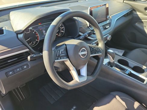 Used 2025 Nissan Altima 2.5 SV image 18