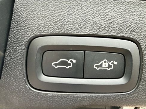 Used 2023 Volvo XC60 B5 Ultimate w/ Protection Package Premier image 31