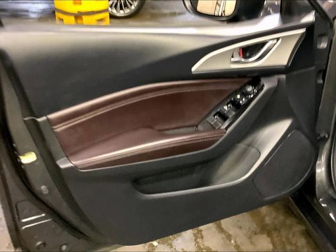 Used 2018 MAZDA MAZDA3 Touring image 21