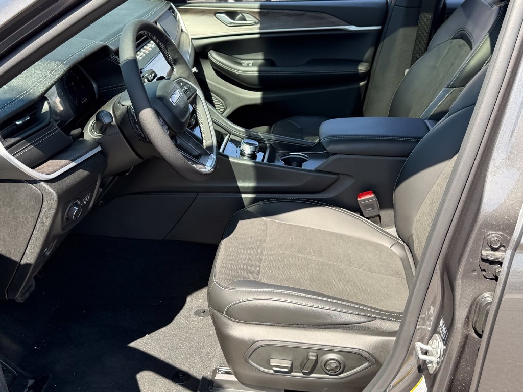 New 2026 Jeep Grand Cherokee Altitude RWD image 10