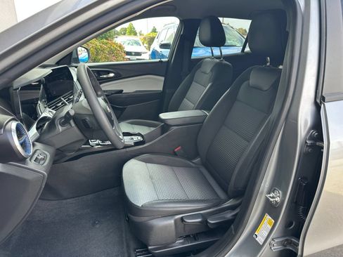 Used 2025 Chevrolet Trax LT FWD image 31