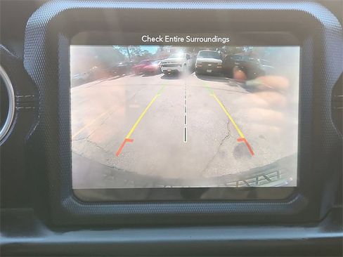 Used 2018 Jeep Wrangler Unlimited Sahara image 14