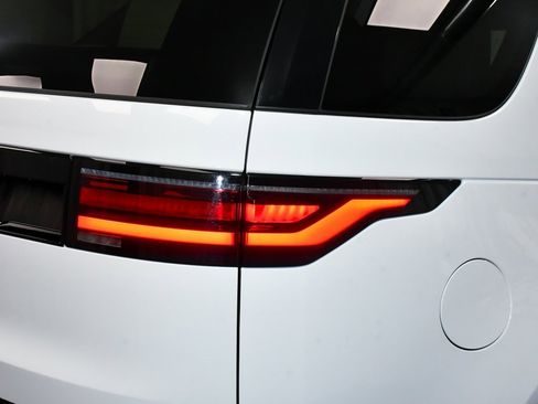 Used 2025 Land Rover Discovery S image 94