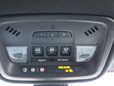 Used 2023 Chevrolet Traverse Premier image 37