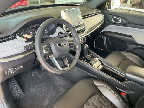 Used 2025 Jeep Compass Latitude w/ Sun & Sound Group AWD/4WD image 18
