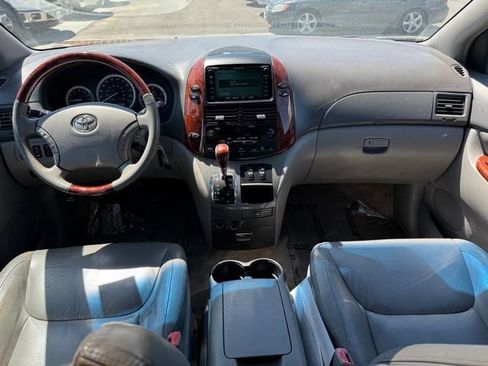 Used 2005 Toyota Sienna XLE Limited w/ XLE Limited Pkg 2 FWD image 9