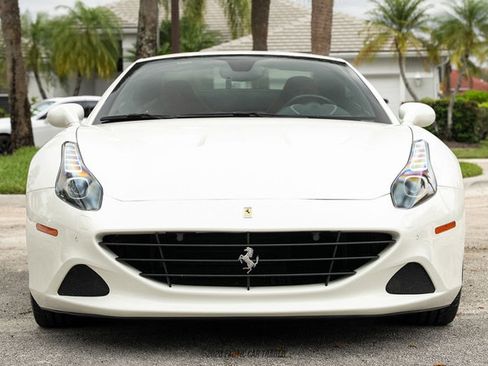 Used 2016 Ferrari California T image 21