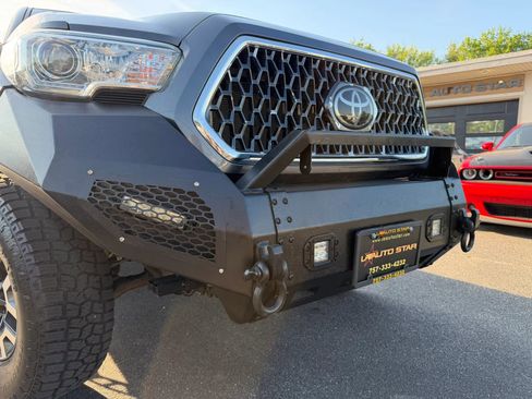 Used 2019 Toyota Tacoma TRD Off-Road AWD/4WD image 10