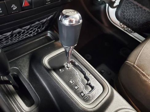 Used 2017 Jeep Wrangler Unlimited Sahara w/ Connectivity Group image 19