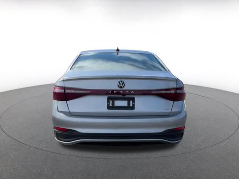 Used 2025 Volkswagen Jetta SE image 12