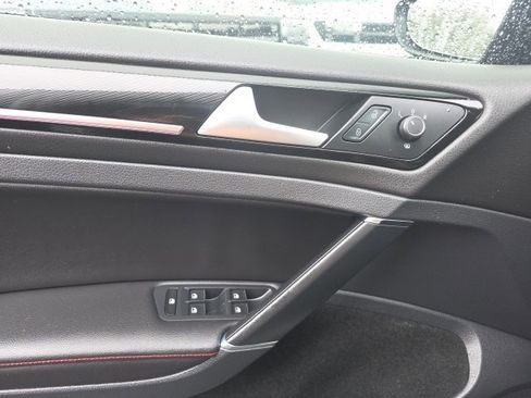 Used 2017 Volkswagen GTI SE image 10