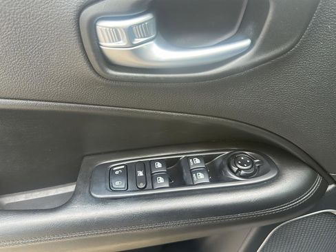 Used 2021 Jeep Compass Latitude FWD image 12