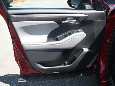 Used 2021 Toyota Highlander Platinum image 10