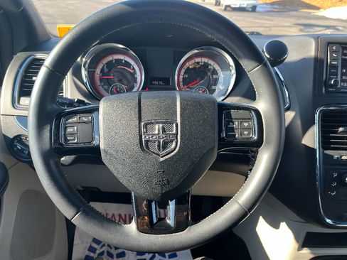 Used 2018 Dodge Grand Caravan SXT image 38
