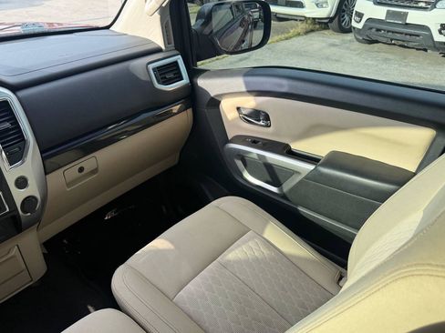 Used 2018 Nissan Titan SV AWD/4WD image 40