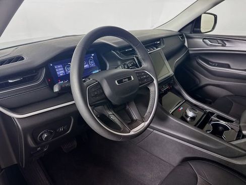 Used 2023 Jeep Grand Cherokee Laredo image 9