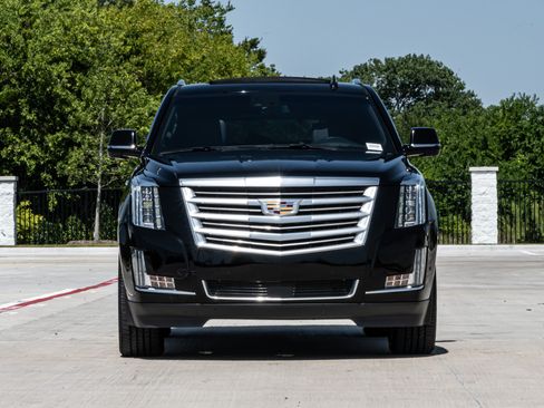 Used 2018 Cadillac Escalade Platinum AWD/4WD image 3