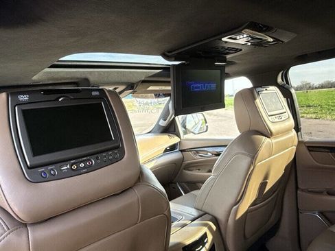 Used 2018 Cadillac Escalade ESV Platinum AWD/4WD image 35